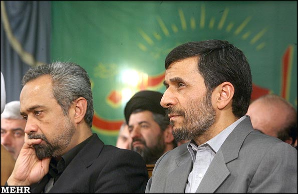 نهاوندیان در کنار مشایی و احمدی نژاد