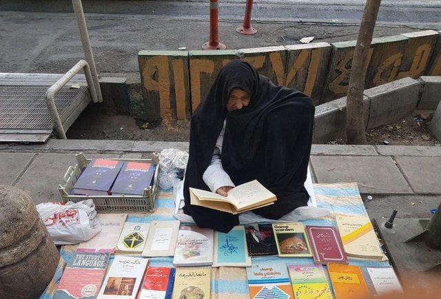 گفت‌وگو با مسن‌ترین دستفروش زن در میدان انقلاب