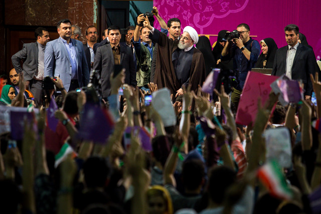 همایش هواداران حسن روحانی در ورزشگاه شیرودی تهران