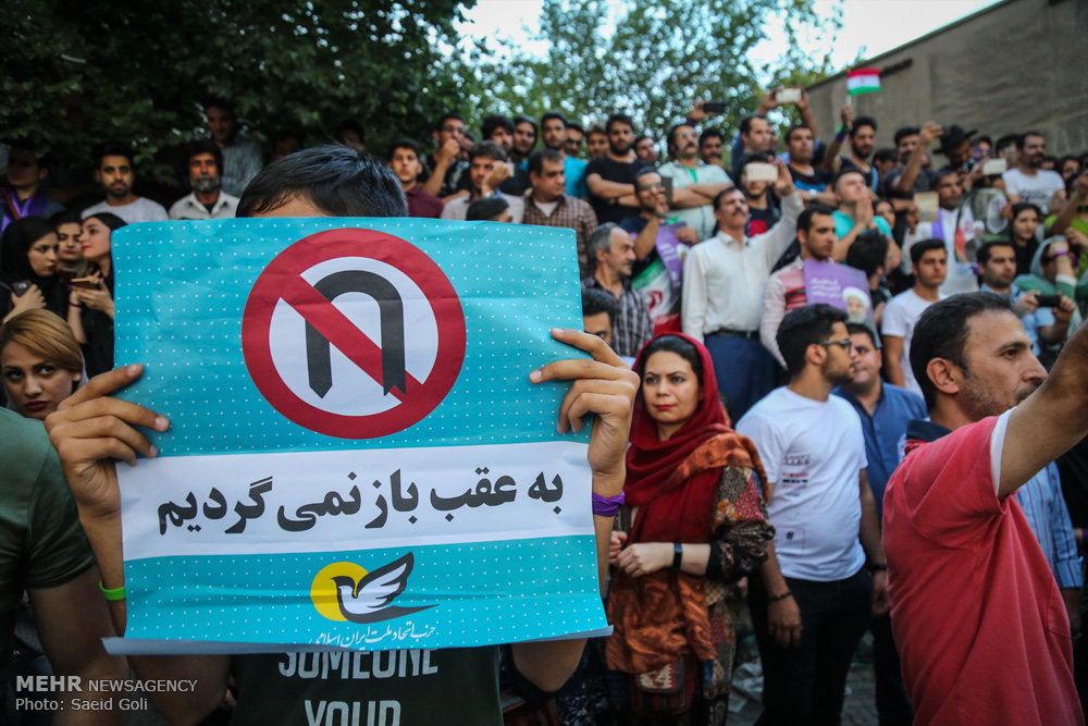عکس های دیدنی از شادمانی هواداران روحانی در خیابان های پایتخت