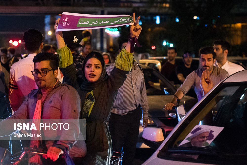عکس های دیدنی از شادمانی هواداران روحانی در خیابان های پایتخت