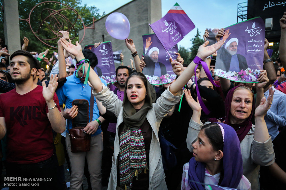 جشن پیروزی هواداران روحانی در خیابان های تهران