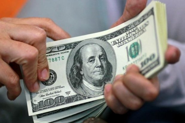 کاهش محسوس قیمت دلار در صرافی‌های بانکی