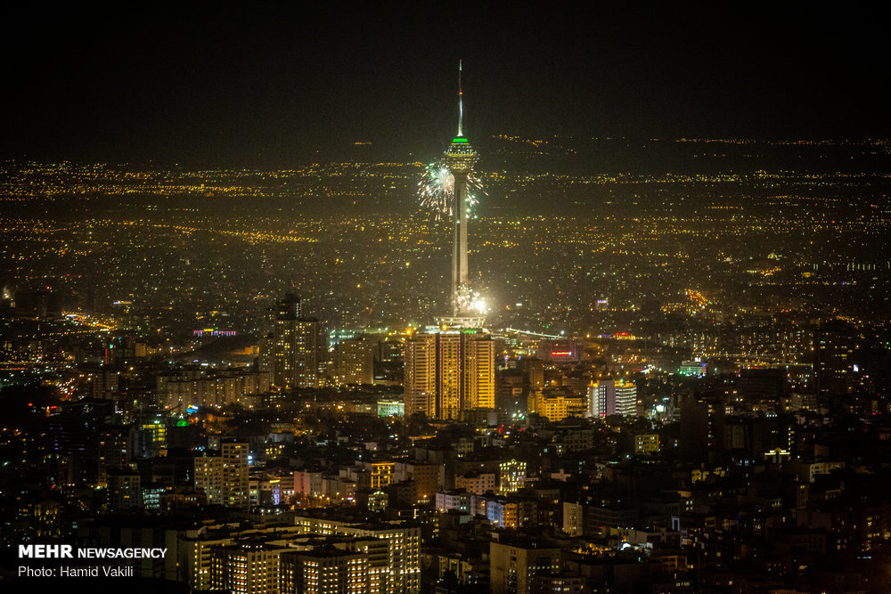 آتش‌بازی و نورباران تهران در شب ۲۲ بهمن + عکس