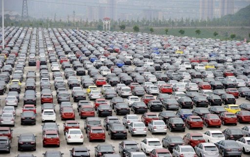 سود میلیاردی حاشیه بازار با احتکار ۹۰ هزار خودرو