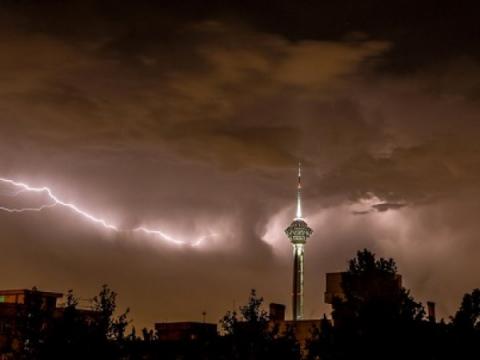 وزش باد و طوفان شدید تهران را غافلگیر کرد
