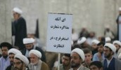 یک پلاکارد جنجالی در تجمع حوزه علمیه قم + عکس