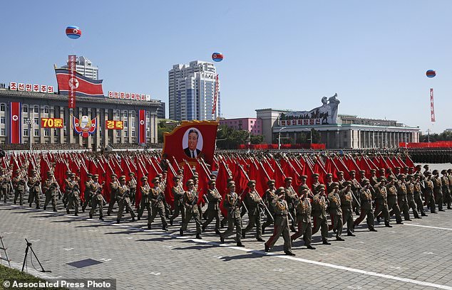 رژه ارتش کره شمالی بدون موشک بالستیک + تصاویر