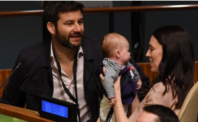 نخست وزیر نوزادش را به مجمع سازمان ملل برد + تصاویر