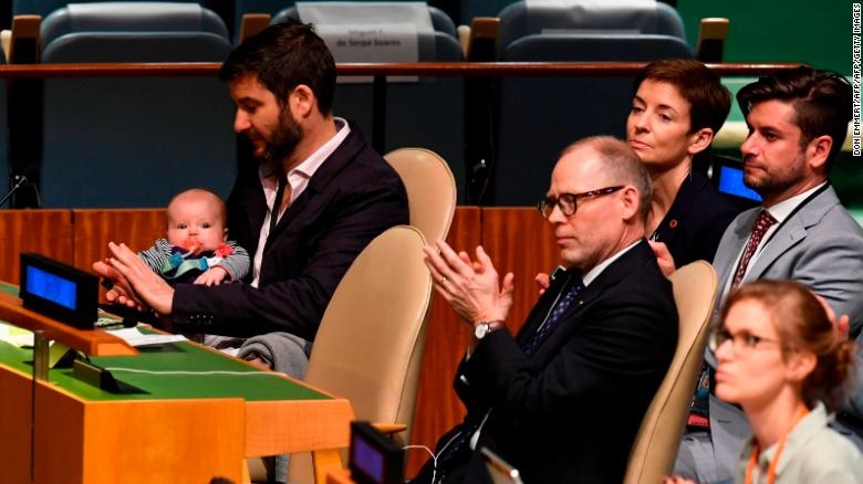 نخست وزیر نوزادش را به مجمع سازمان ملل برد + تصاویر