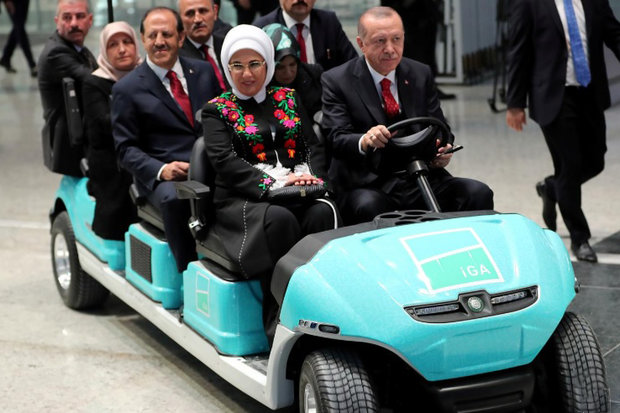 رانندگی اردوغان و همسرش در فرودگاه استانبول + عکس