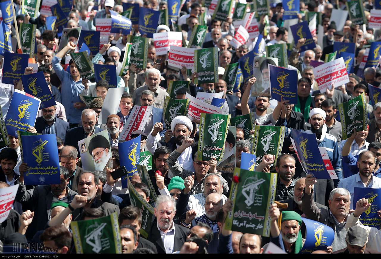 راهپیمایی نمازگزاران تهرانی در حمایت از سپاه