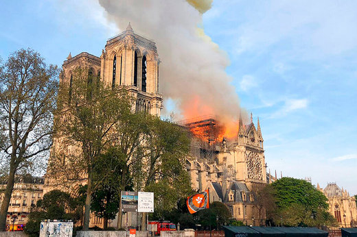 جهان در شوک خبر آتش سوزی کلیسای قدیمی نوتردام