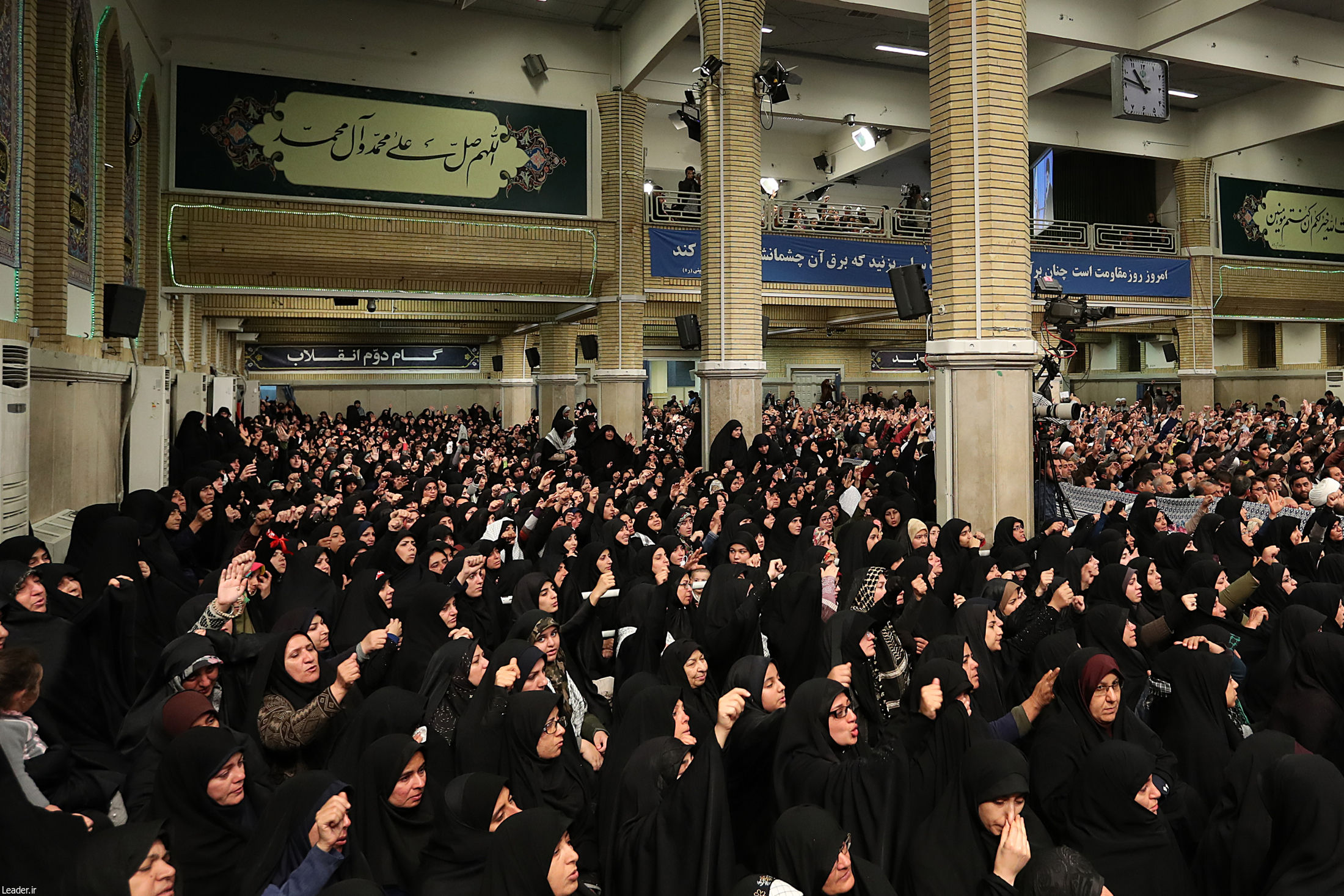 دیدار هزاران نفر از اقشار مختلف مردم با رهبر انقلاب + عکس