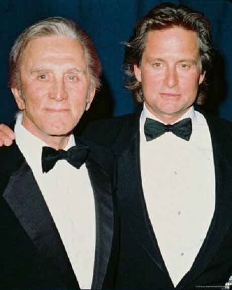 کرک داگلاس در کنار پسرش مایکل