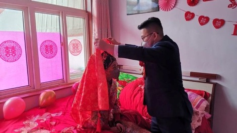 عروس و داماد چینی در مراسم ازدواج شان