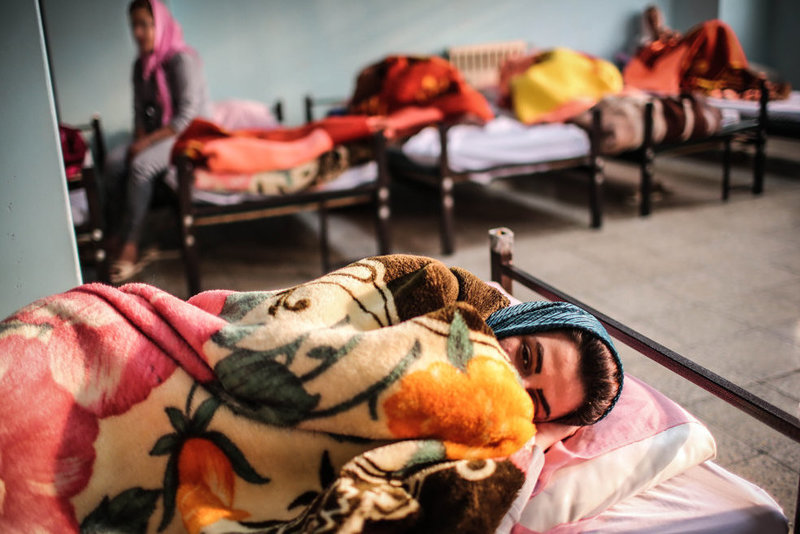 روایتی تلخ از یک شب زندگی در گرمخانه زنان کارتن خواب