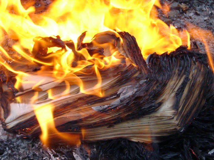ماجرای عجیب آتش‌زدن یک کتاب