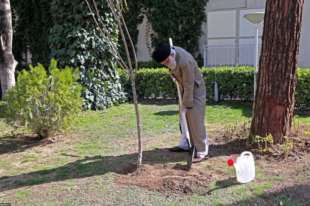 کاشتن دو نهال میوه توسط رهبر انقلاب به مناسبت روز درختکاری + عکس