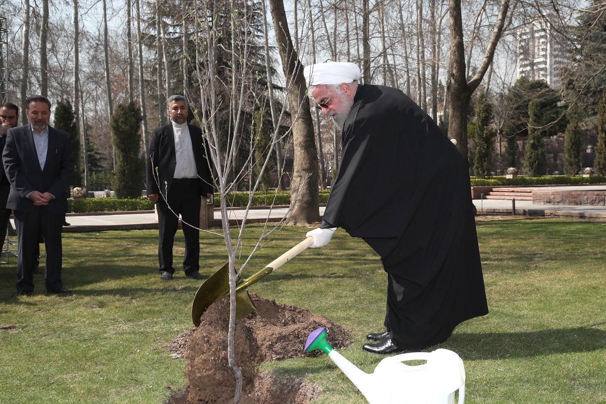 کاشتن یک نهال سیب از سوی رئیس جمهور در روز درختکاری + عکس