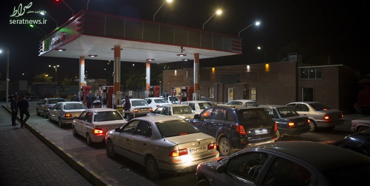 صف‌های طولانی مردم در مقابل پمپ بنزین‌ها + عکس و فیلم