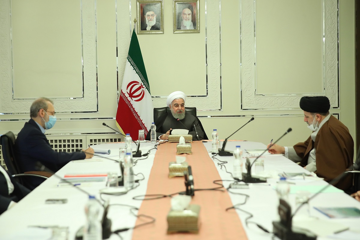 روحانی بدون ماسک ، لاریجانی با ماسک و رئیسی با ماسک کنار زده + عکس