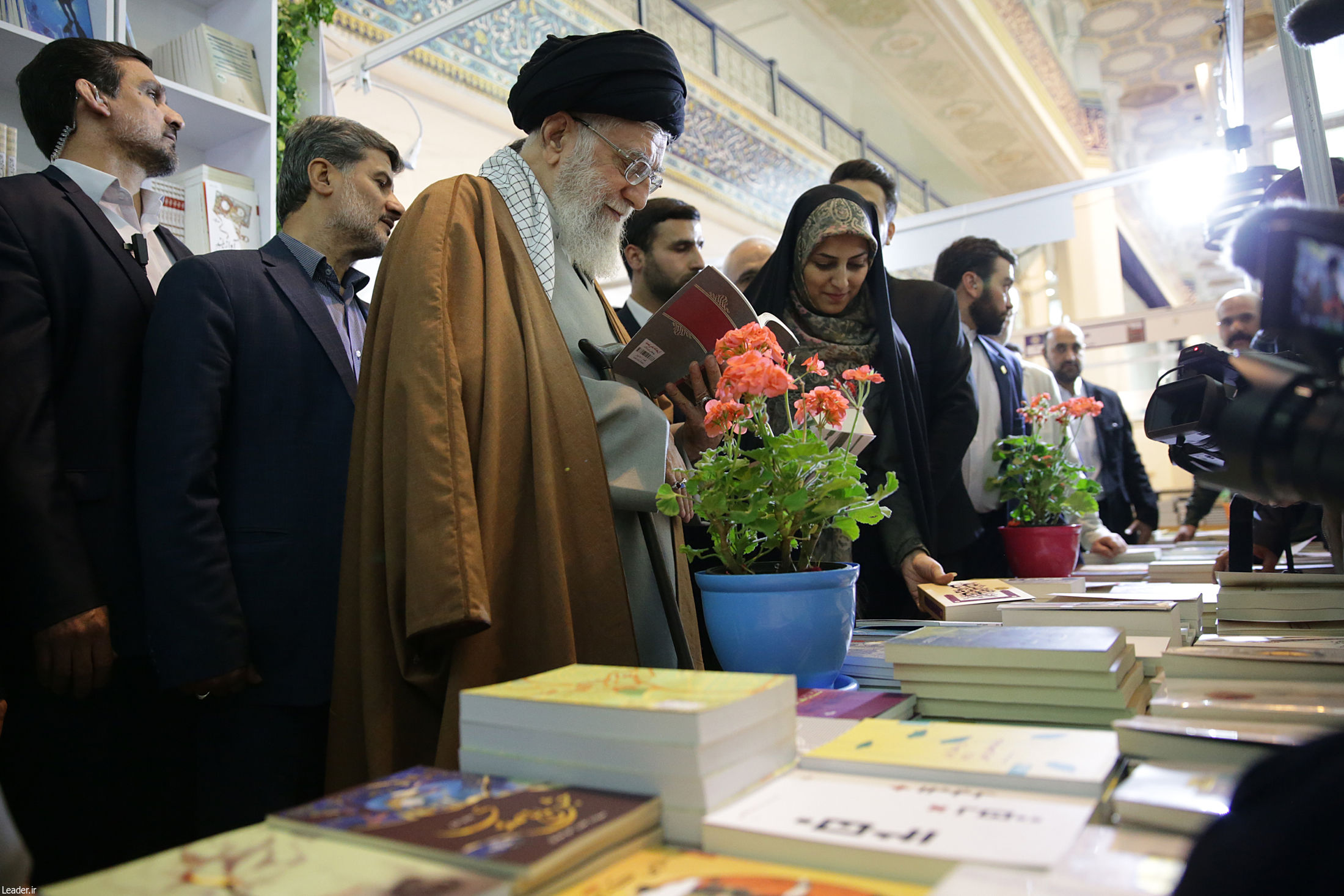 بازدید رهبر معظم انقلاب از سی و دومین نمایشگاه کتاب تهران + عکس