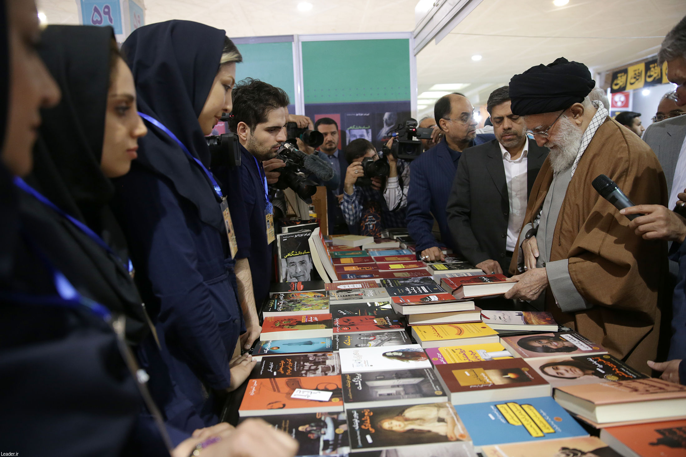 بازدید رهبر معظم انقلاب از سی و دومین نمایشگاه کتاب تهران + عکس
