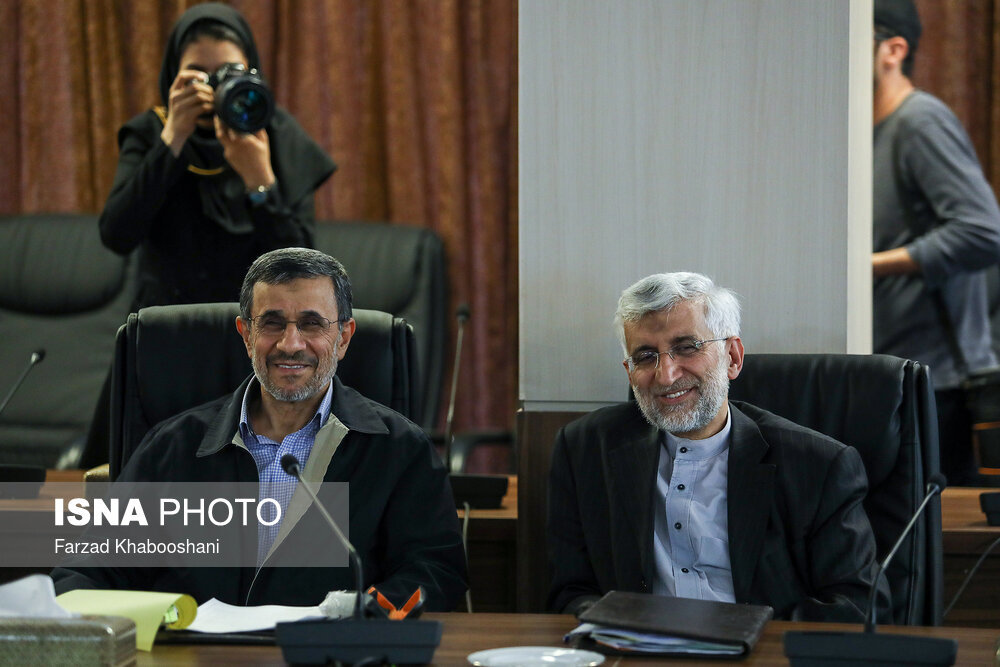 (تصویر) خنده احمدی‌نژاد و سعید جلیلی در جلسه مجمع