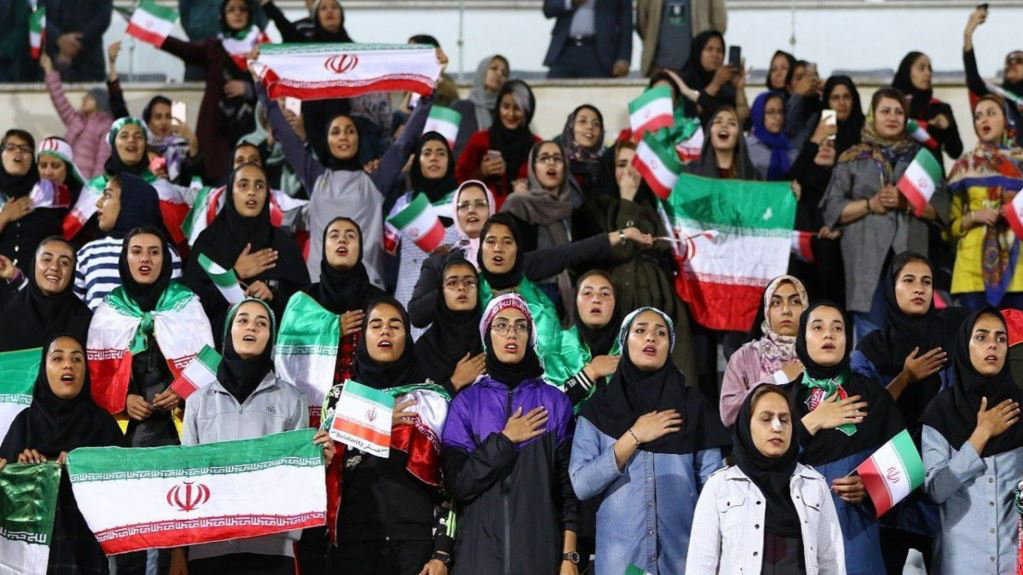 آیا زنان ایرانی هم تماشاگر بازی ایران و سوریه خواهند بود؟/ دلیل حذف گزینه «زن» از سایت فروش بلیت چیست؟