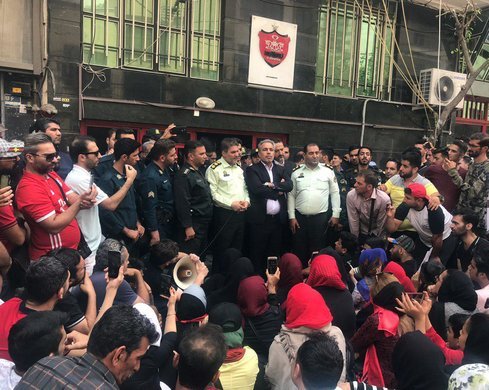 تجمع هواداران پرسپولیس و حضور عرب با ماموران پلیس در میان آنها