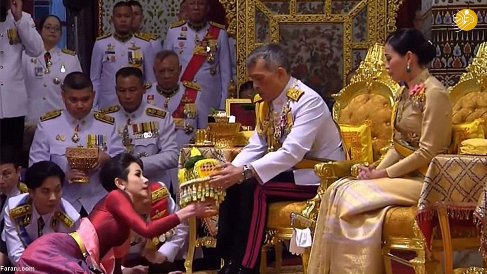 پادشاه تایلند در کنار همسر اول و دومش