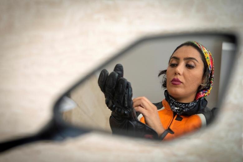گزارش تصویری رویترز از زندگی موتورسوار زن ایرانی + عکس