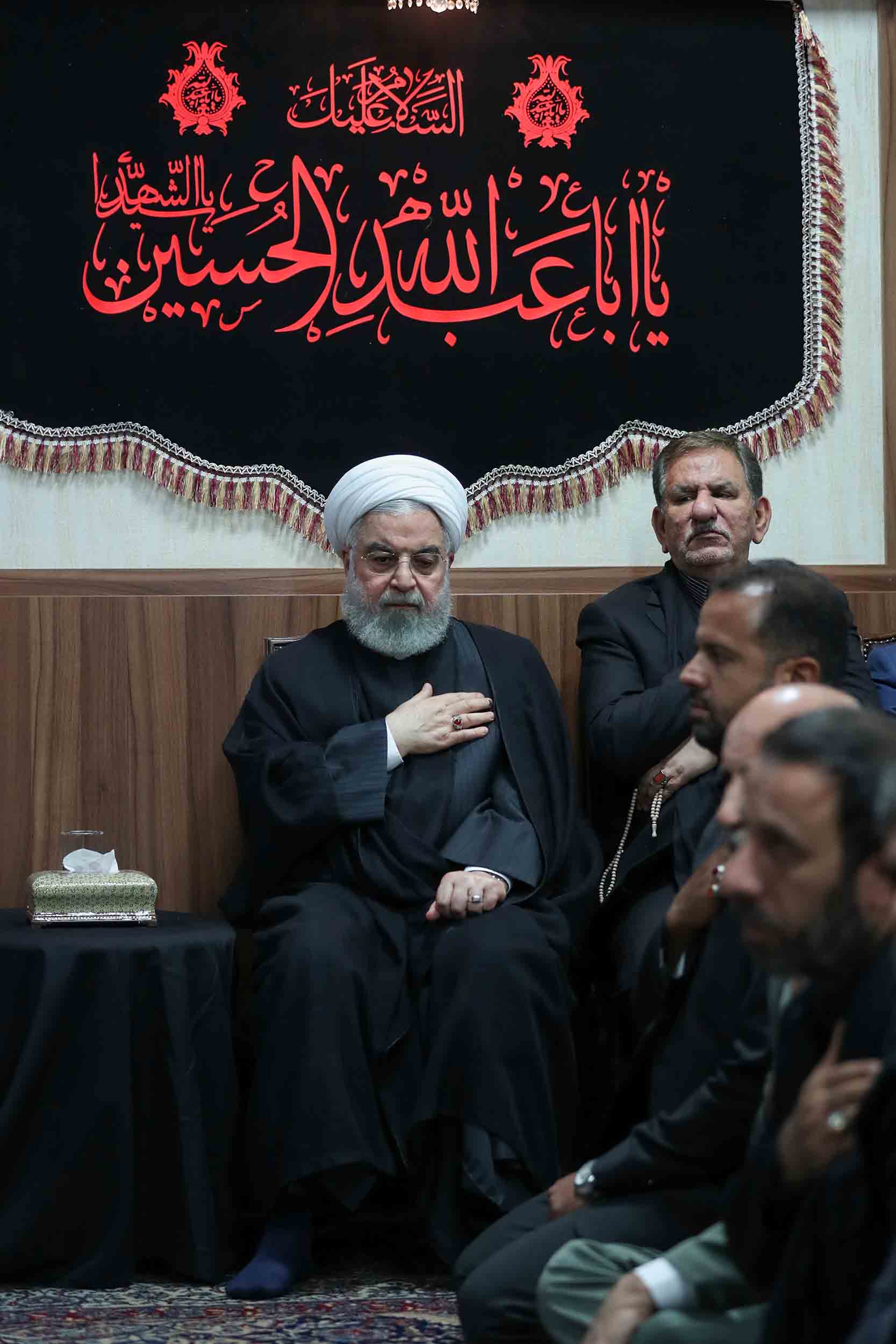 رئیس‌جمهور و دولتی‌ها در دسته عزاداری امام حسین(ع) + تصاویر