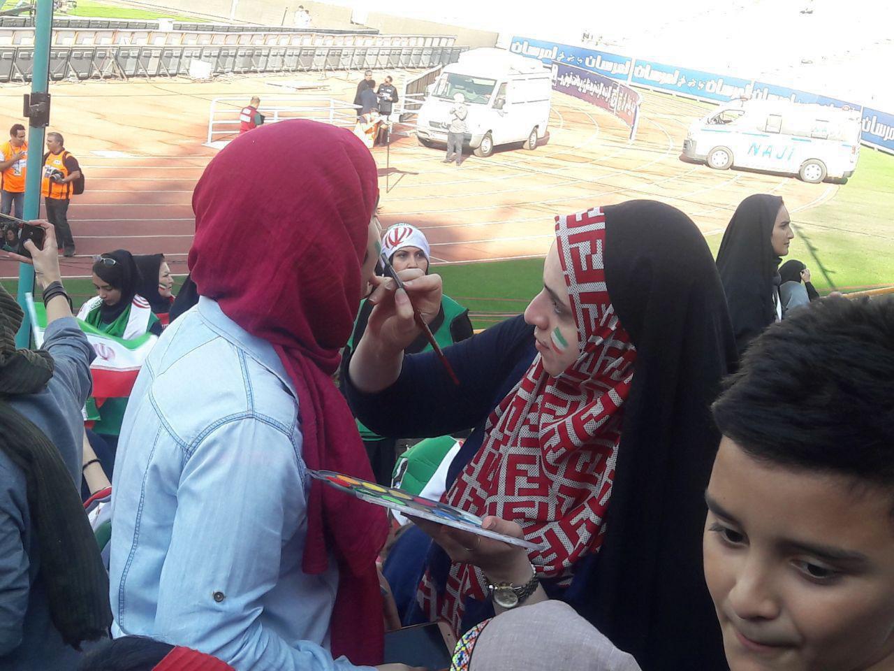 اولین حضور رسمی تماشاگران زن در دیدار ایران - کامبوج + عکس