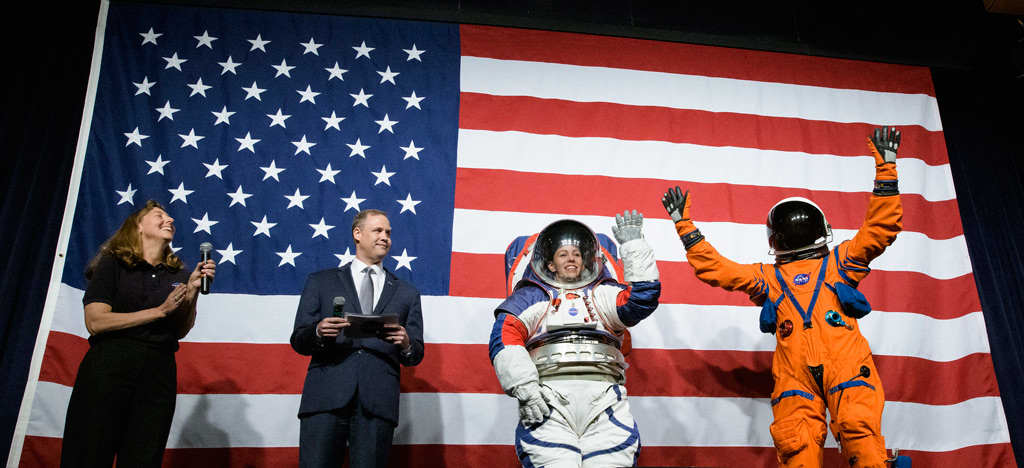 ناسا از لباس‌‌های فضانوردی نخستین فضانوردان زن در ماه رونمایی کرد