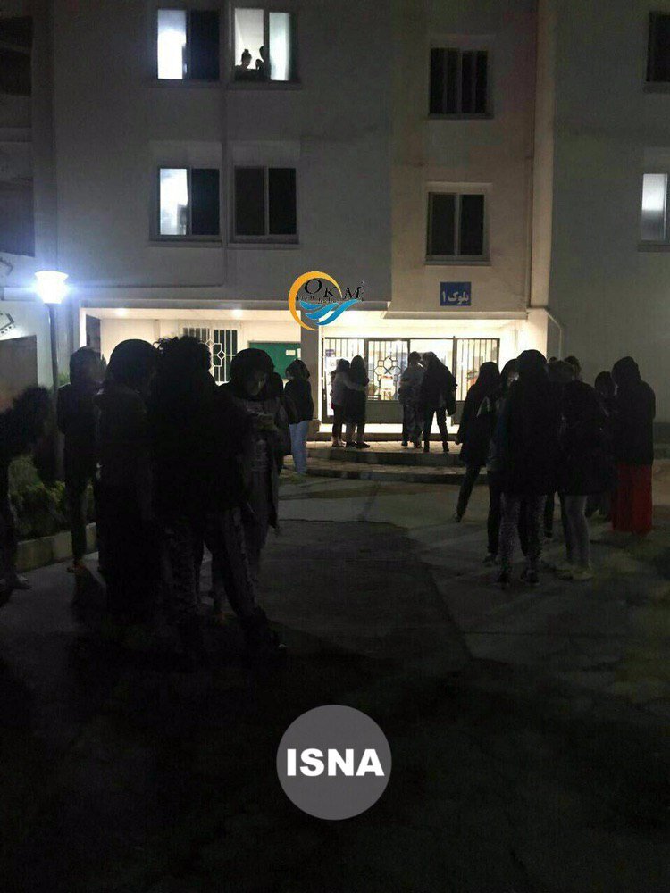 (عکس) دانشجویان وحشت‌زده از زلزله در حیاط خوابگاه دانشگاه زنجان