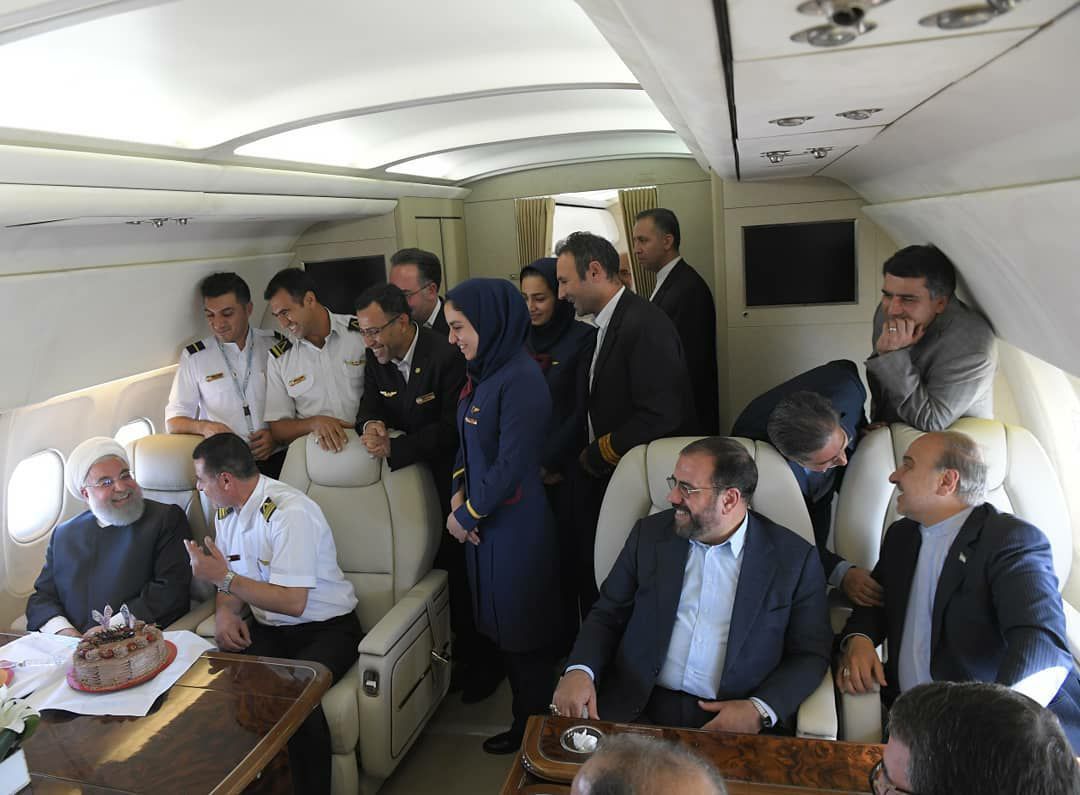 برگزاری جشن تولد ۷۱ سالگی روحانی در هواپیما + عکس