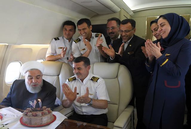 برگزاری جشن تولد ۷۱ سالگی روحانی در هواپیما + عکس