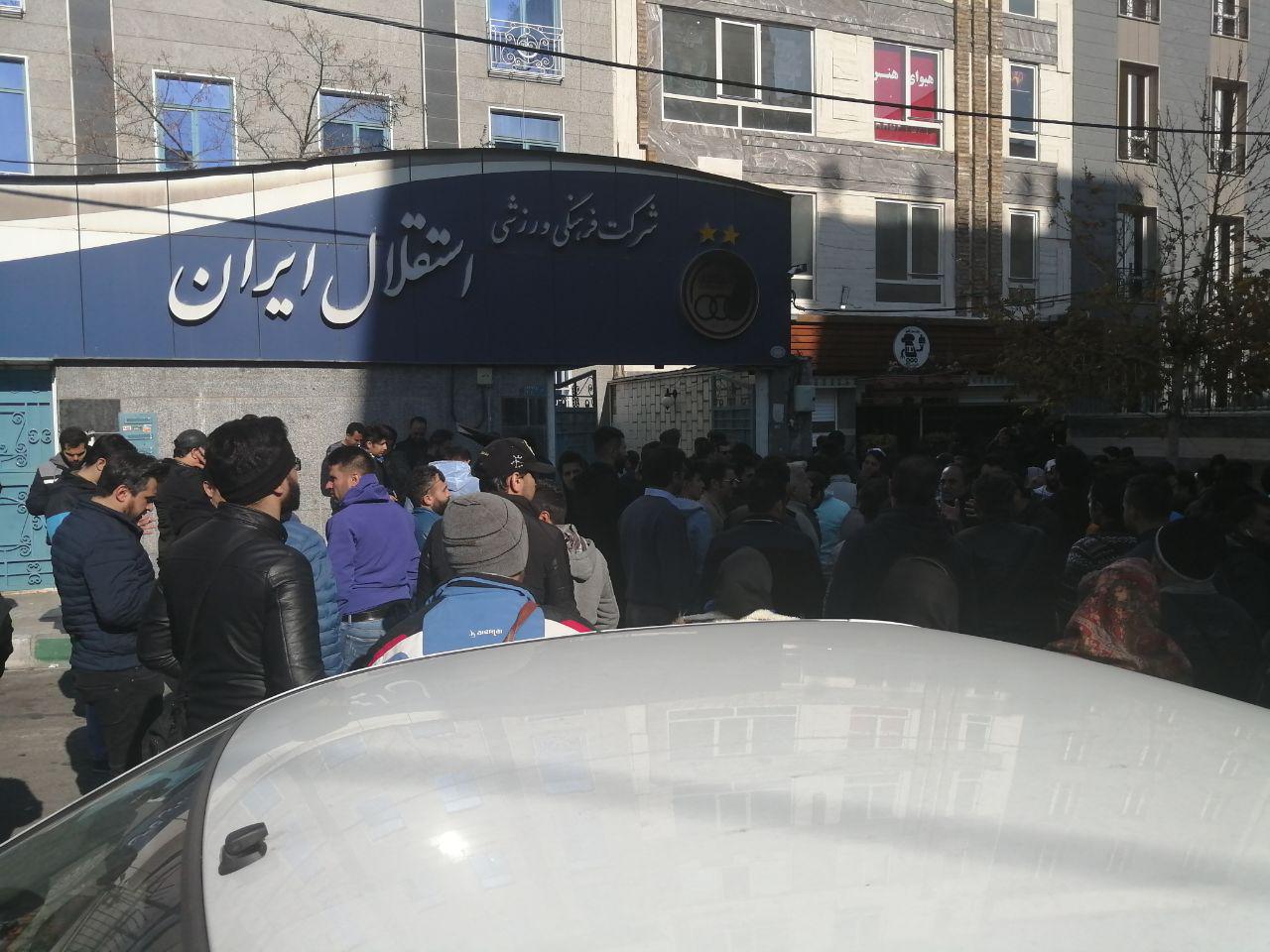 حمله هواداران به دفتر باشگاه استقلال + فیلم