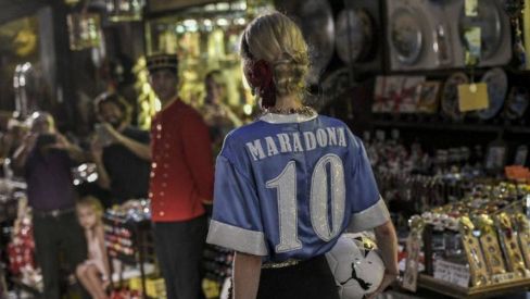 پوشیدن پیراهن مارادونا توسط مدل