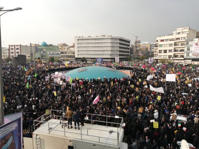 گردهمایی بزرگ مردم تهران در میدان انقلاب برگزار شد