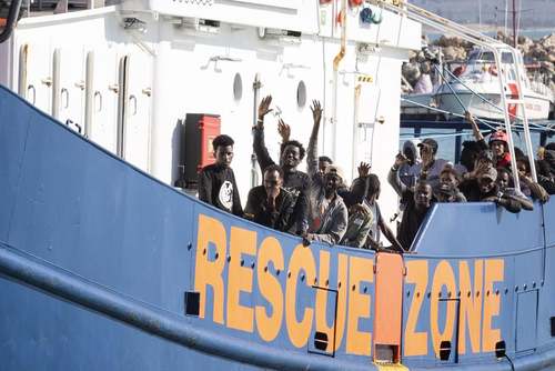  شادمانی 78 پناهجوی آفریقایی از رسیدن به جزیره سیسیل ایتالیا/ EPA
