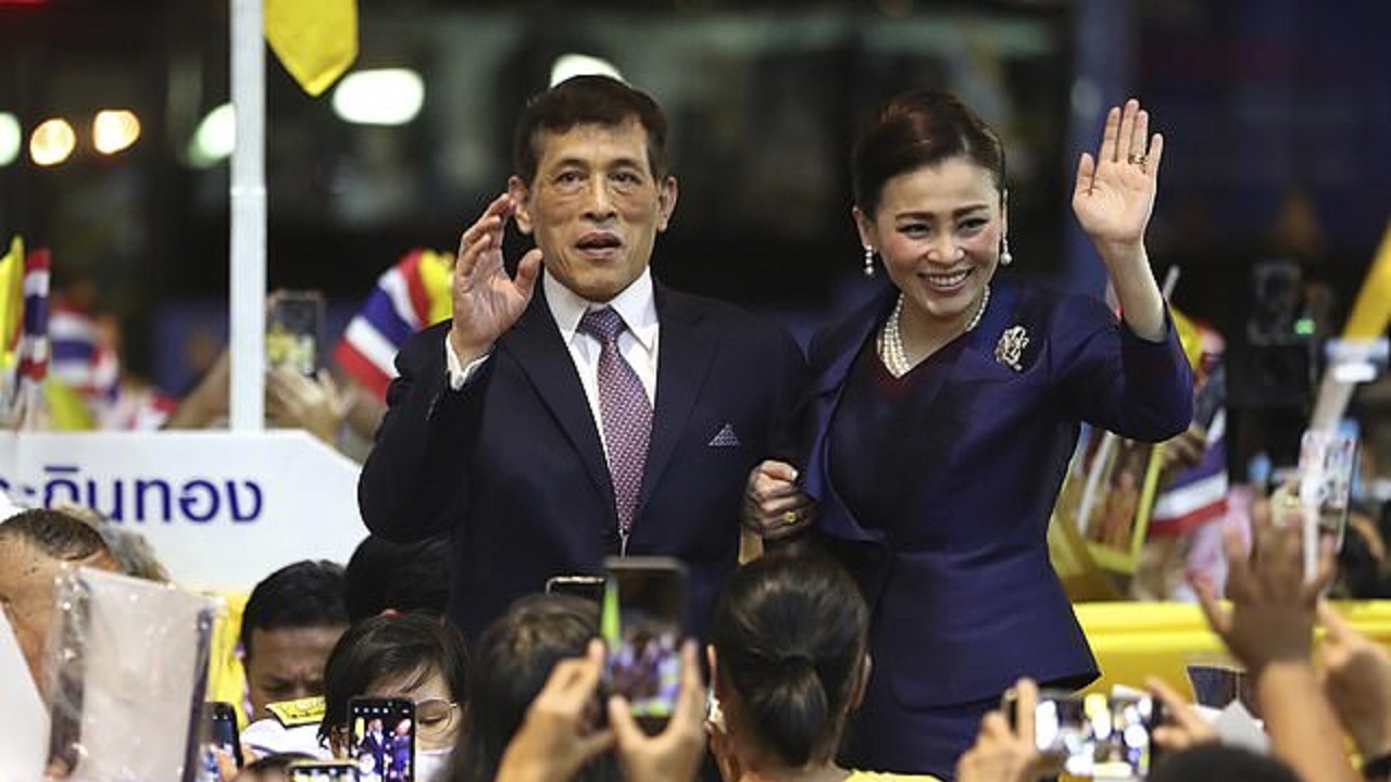 جارو کشی پادشاه تایلند و معشوقه جنجالی اش در زندان!