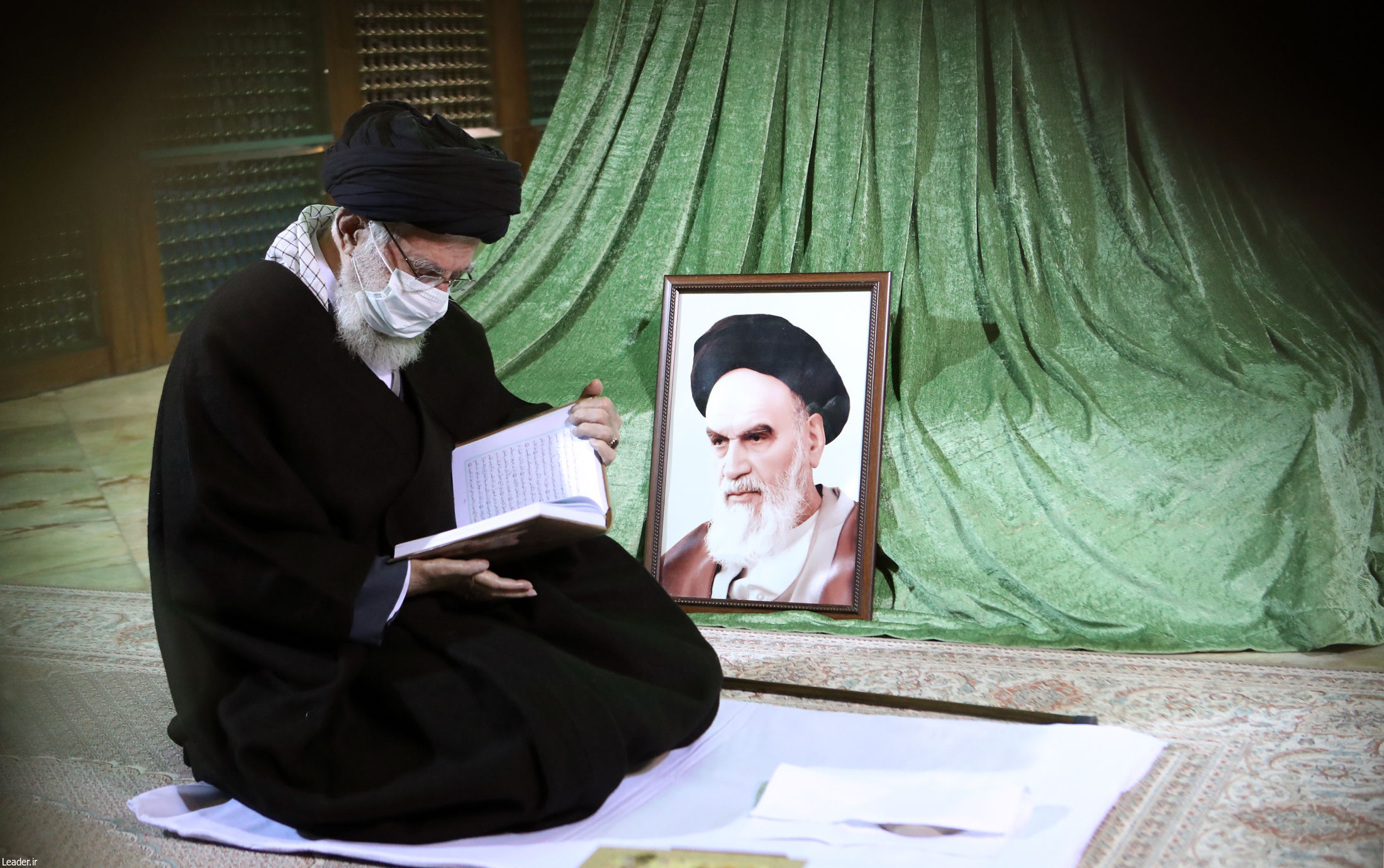 رهبر انقلاب در مرقد امام خمینی(ره) و گلزار شهدا حضور یافتند + عکس