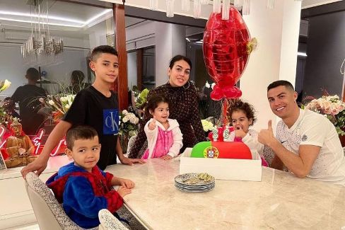 جشن تولد 36 سالگی رونالدو در کنار اعضای خانواده اش