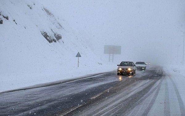 بارش برف و باران در جاده های ۱۵ استان کشور