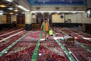ضدعفونی جایگاه نمازگزاران توسط خادم مسجد قبل از برگزاری نماز جماعت