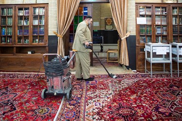 جارو کشیدن و نظافت مسجد توسط خادم مسجد قبل از برگزاری نماز جماعت