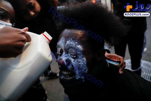 ریختن شیر به صورت یک معترض برای کم کردن اثر گاز اشک‌آور در آمریکا